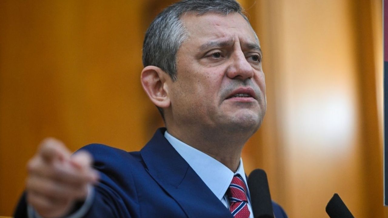 Özgür Özel’den Bahçeli’ye sert yanıt: '80 yaş üstü akran dayanışmasına kurban edilemez'