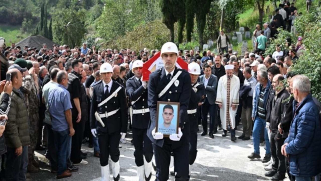 Trabzon’da ot biçerken uçuruma düşen polis memuru son yolculuğuna uğurlandı