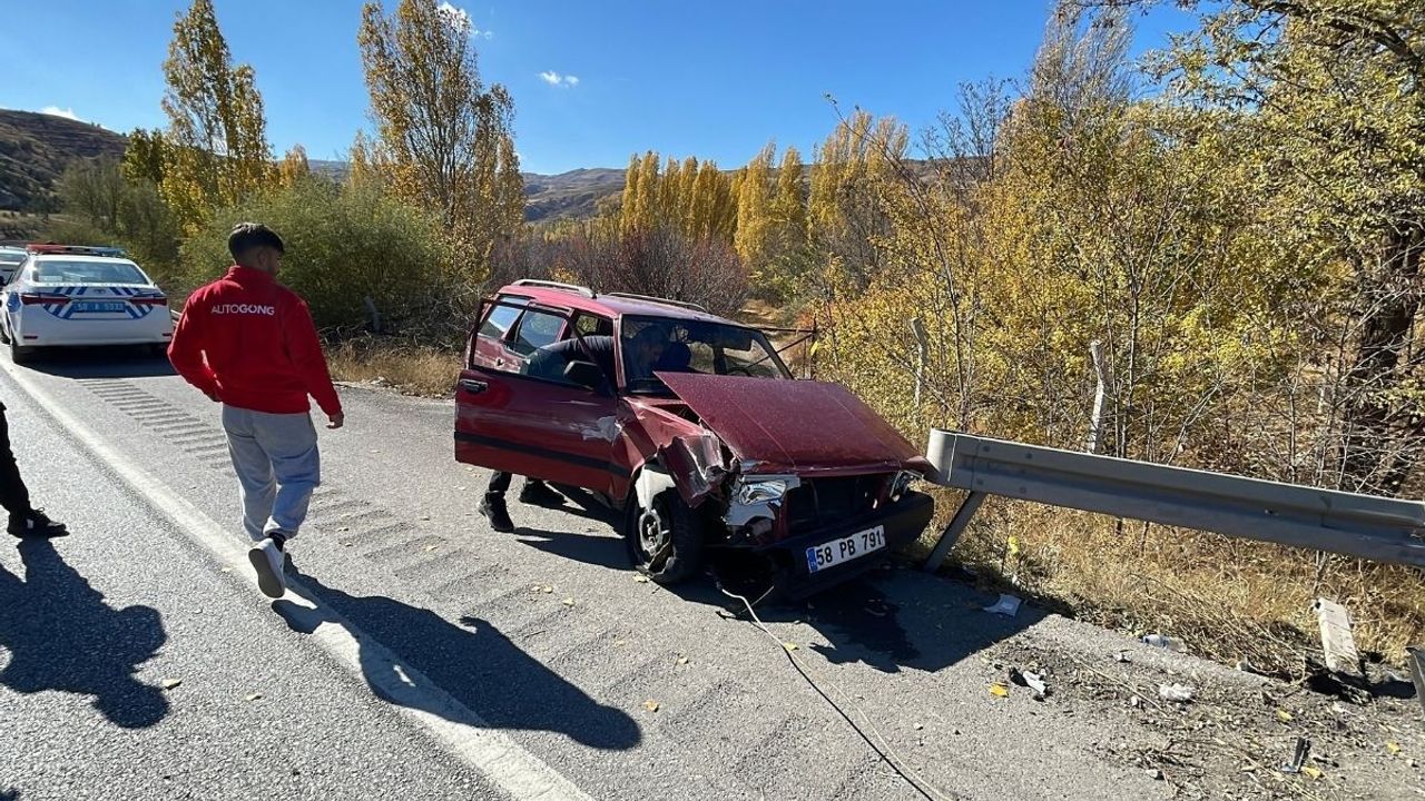 Bariyere çarpan otomobilde 1'i ağır 2 kişi yaralandı!