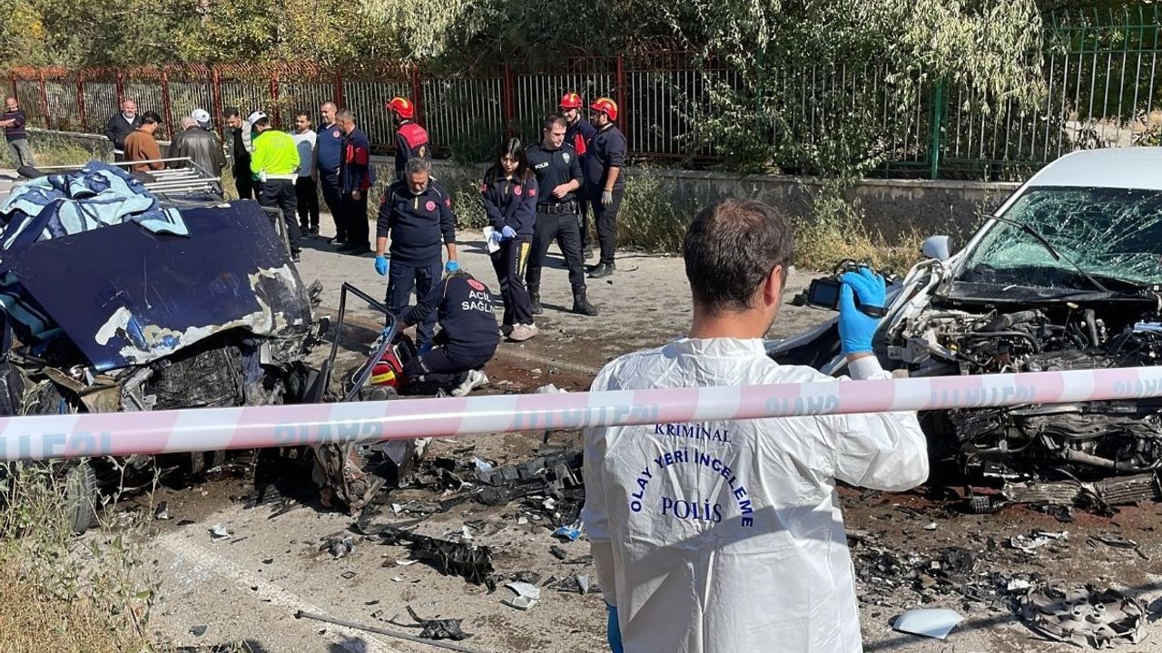 Sivas’ta iki araç kafa kafaya çarpıştı: 1 ölü, 1 yaralı