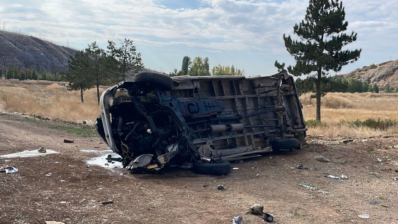 Sivas’ta minibüs duvardan aşağı düştü!
