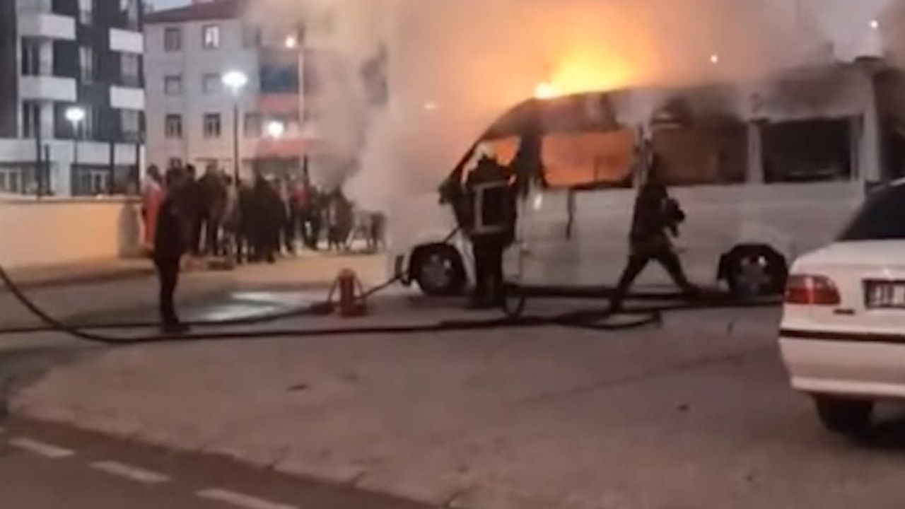 Kayseri’de bugün park halindeki servis aracı küle döndü!