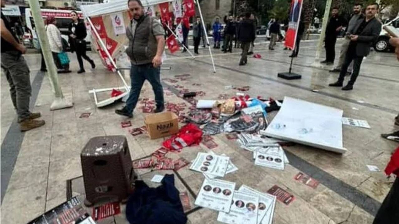 MHP’liler Zafer Parti’nin standına saldırdı