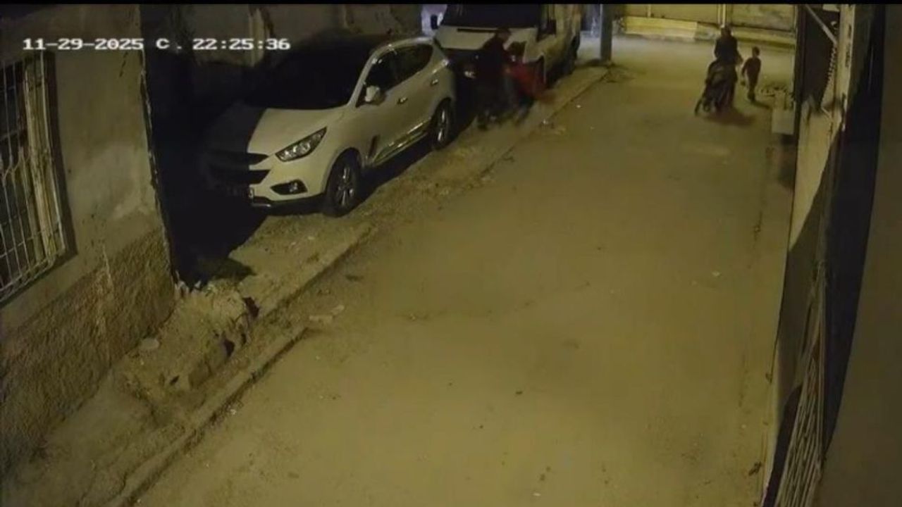 Çocuğunu arabaya vurup fırlatan baba yakalandı