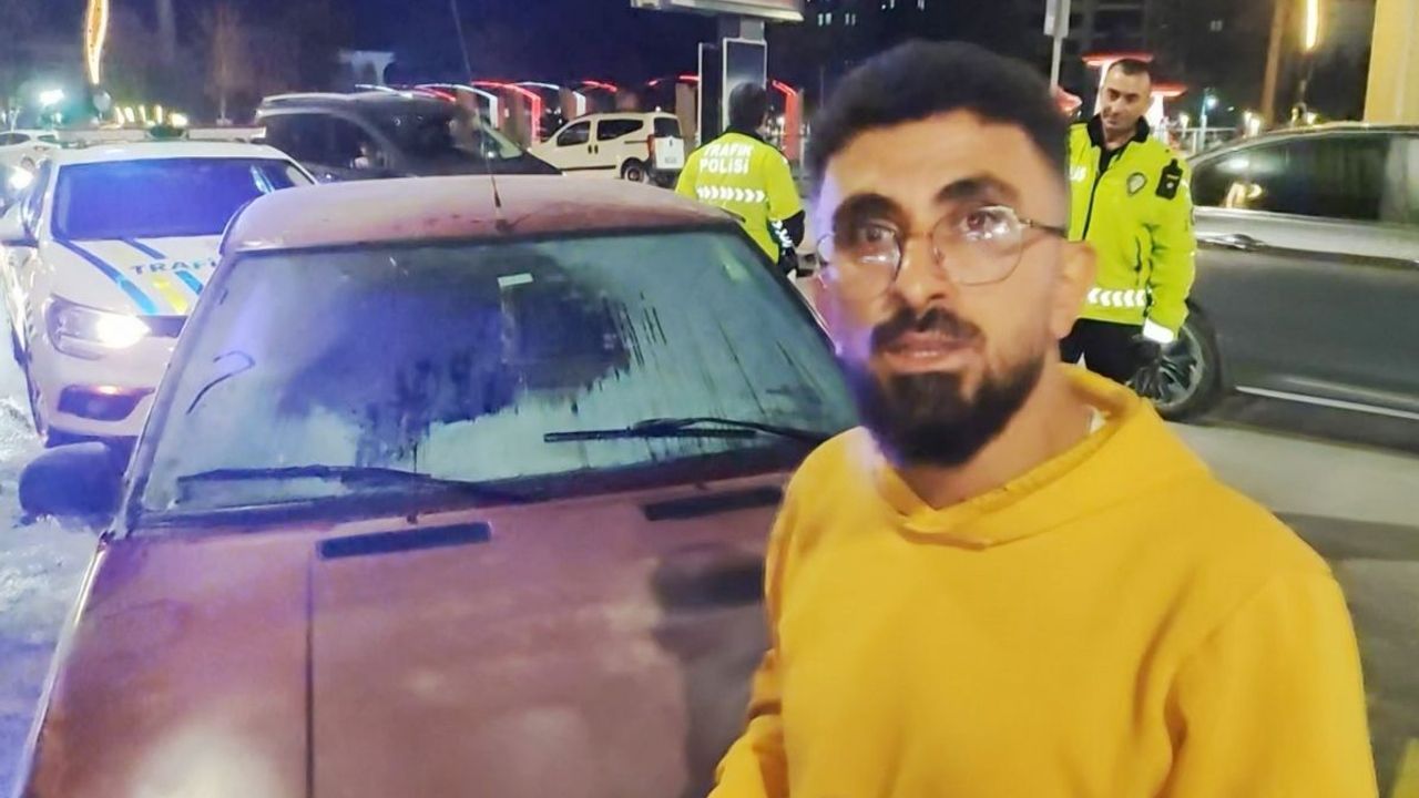 Seyir halindeyken yanan otomobili çevre esnafı söndürdü!