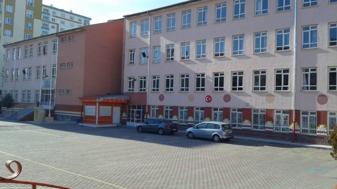 Kayseri’de okulda fenalaşan 2’inci sınıf öğrencisi hayatını kaybetti