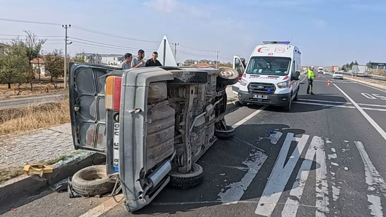 Tırla çarpışan otomobil refüje savruldu 3 yaralı
