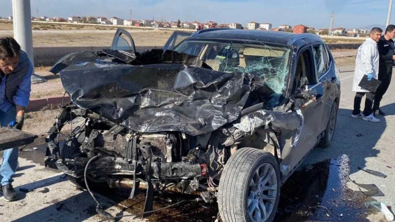 Aksaray Organize Sanayi yolunda iki araç kafa kafaya çarpıştı!