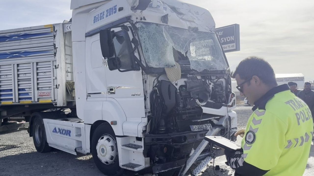 Aksaray Yeni Sanayi Sitesi girişinde tırlar çarpıştı: 1 yaralı