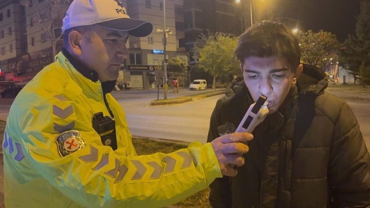 Kayseri’de alkollü sürücü kaza yaptı, uyumaya devam etti