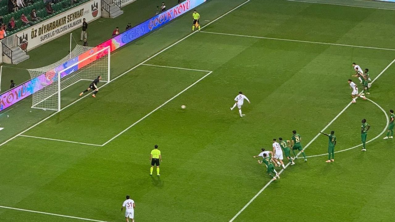 Amedsporlu futbolcular sahaya Atatürk pankartıyla çıktı