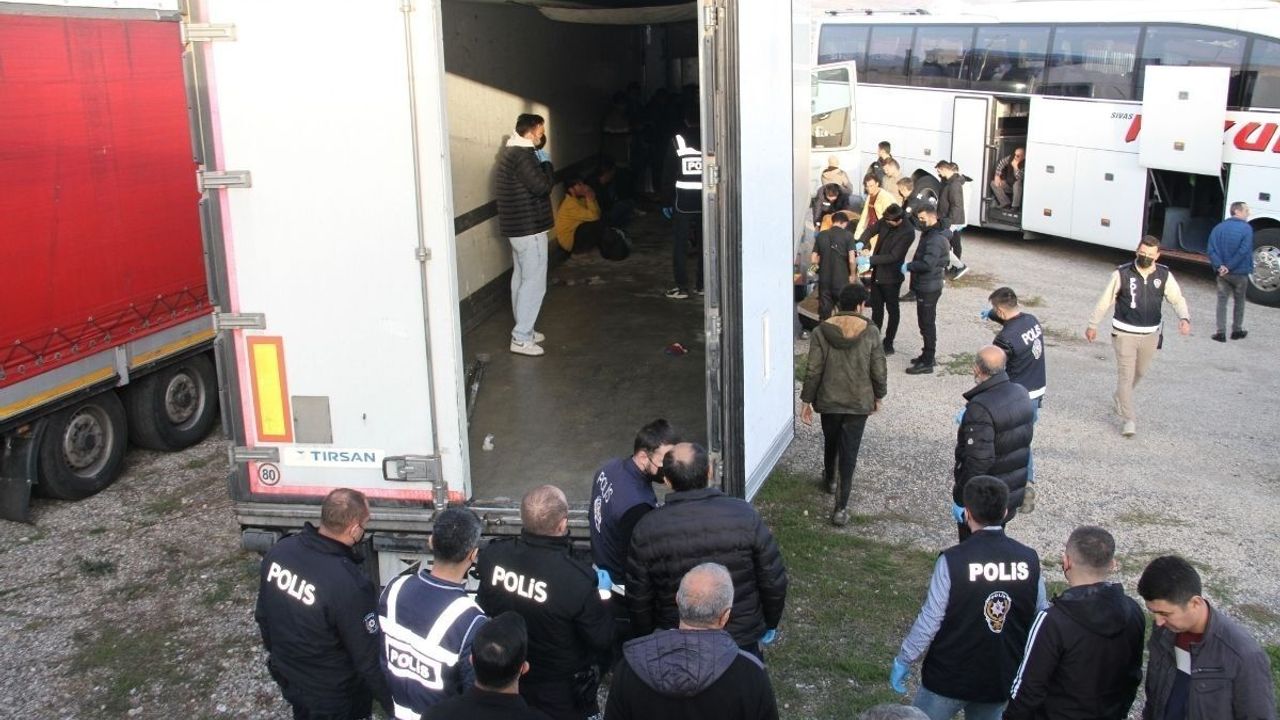 Nefes kesen operasyon: Tır dorsesinden 28 kaçak göçmen çıktı