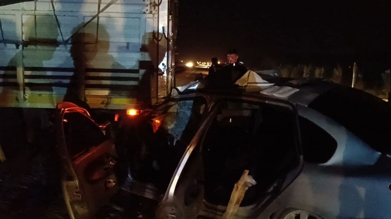 Adana Kozan Kaza: Otomobil Kamyona Çarptı, 2 Yaralı