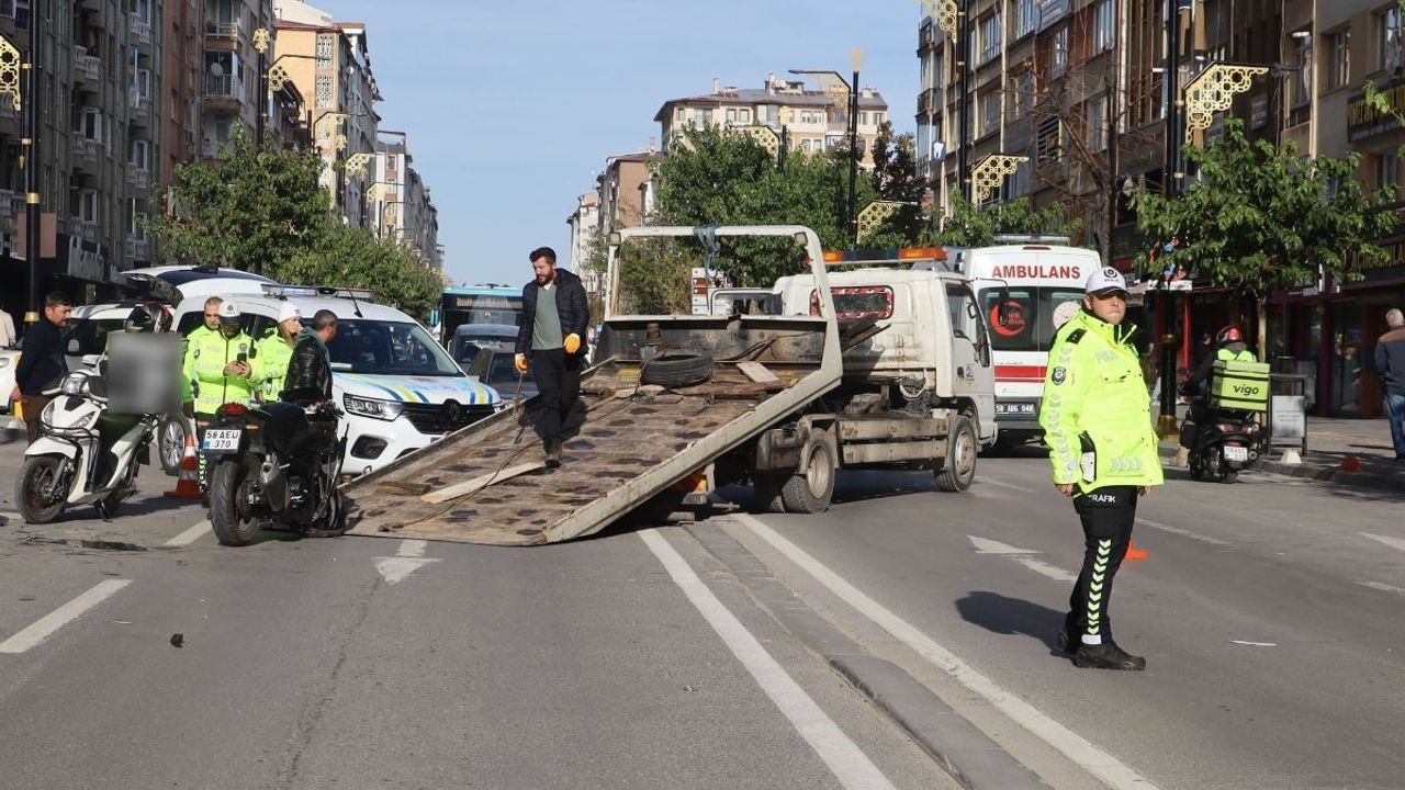 İki Motosiklet Birbiriyle Çarpıştı, Park Halindeki Otomobile Savruldular!