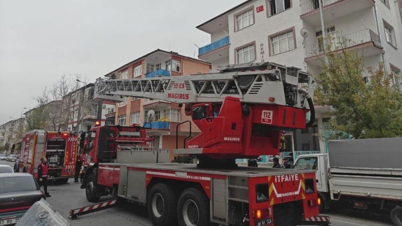 Kayseri Fevzi Çakmak'ta kendini kilitlediği evi yaktı