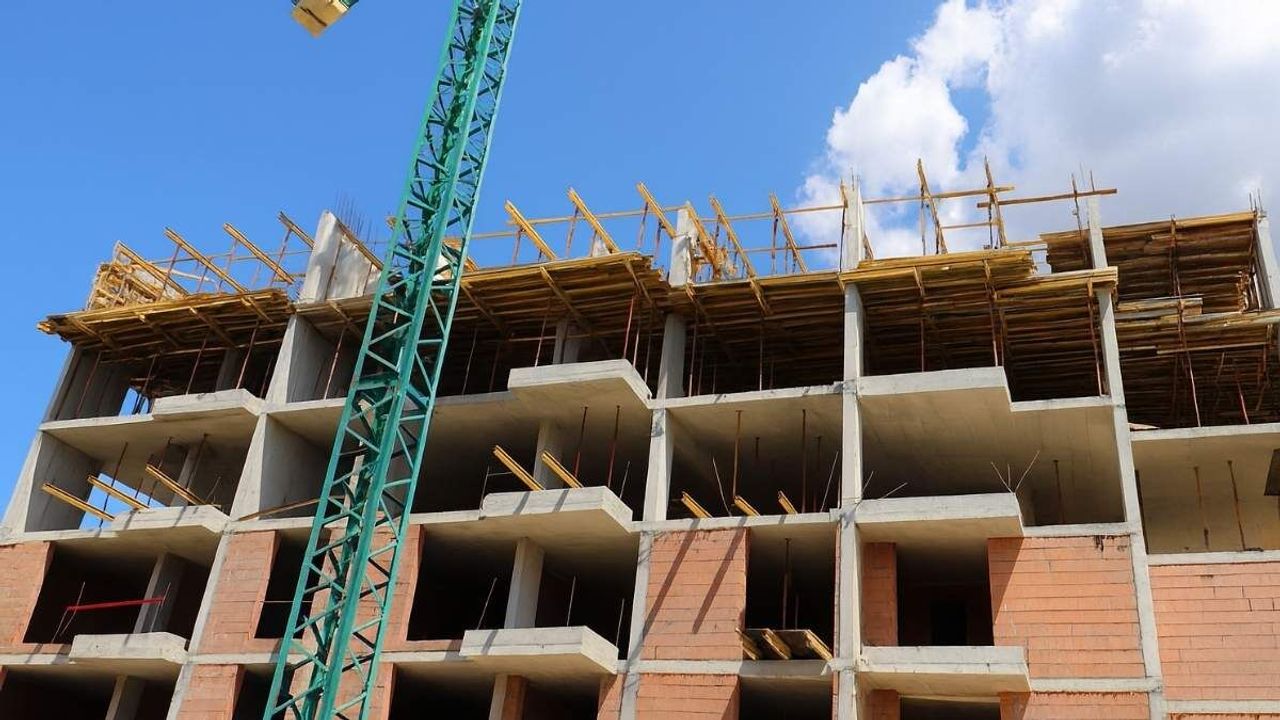 İnşaatta dehşet anları: 3. katına çıkıp atlamaya kalktı!