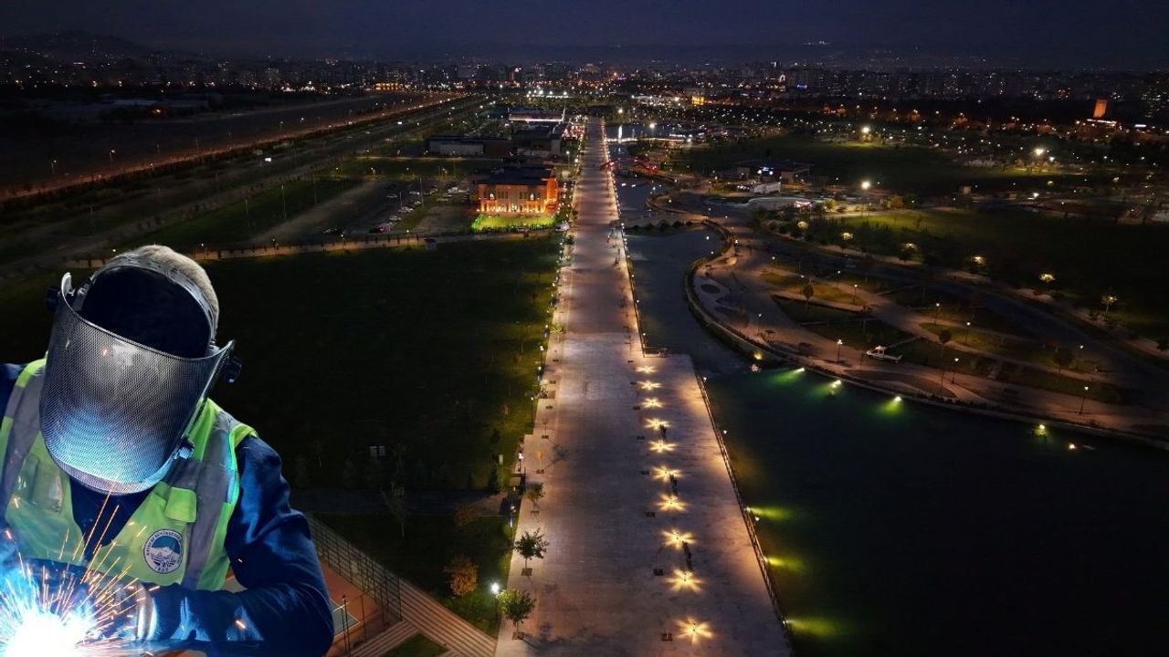 Kayseri Büyükşehir Belediyesi millet bahçesini aydınlattı