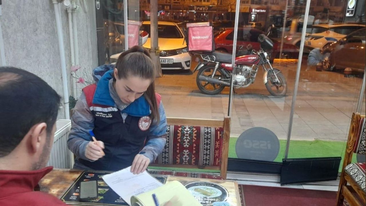 Gıda zehirlenmesi Türkiye’yi vurdu: Kayseri gece baskınlarıyla sahaya indi!