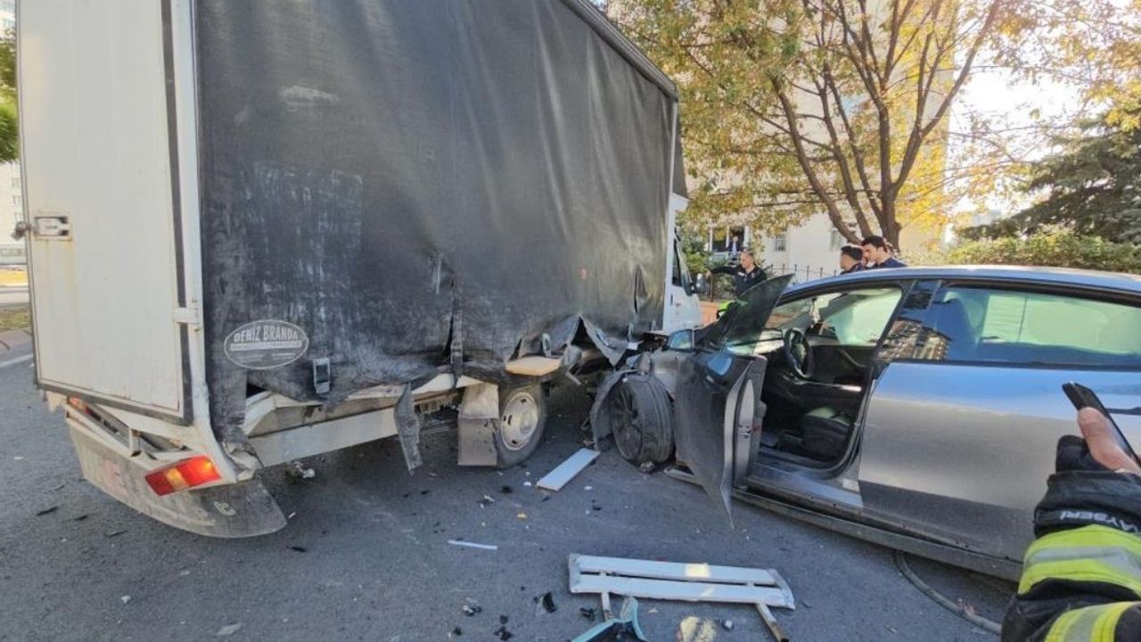 Kayseri'de Tesla'nın hızını merak etti dip gaz yaptı: Önce duvara sonra kamyona çarptı