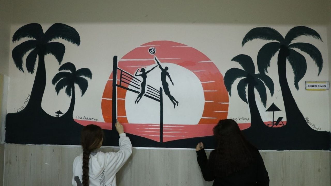 Kayseri’de liseliler okul duvarlarını sanat sokağına çevirdi