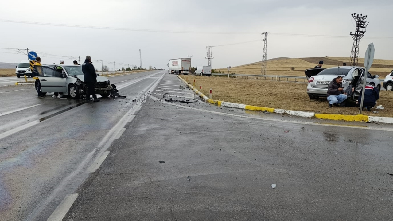 İki otomobil çarpıştı! Kazada 1 kişi hayatını kaybetti