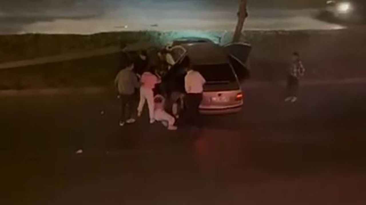 Kontrolden çıkan otomobil direğe çarptı: 4 yaralı