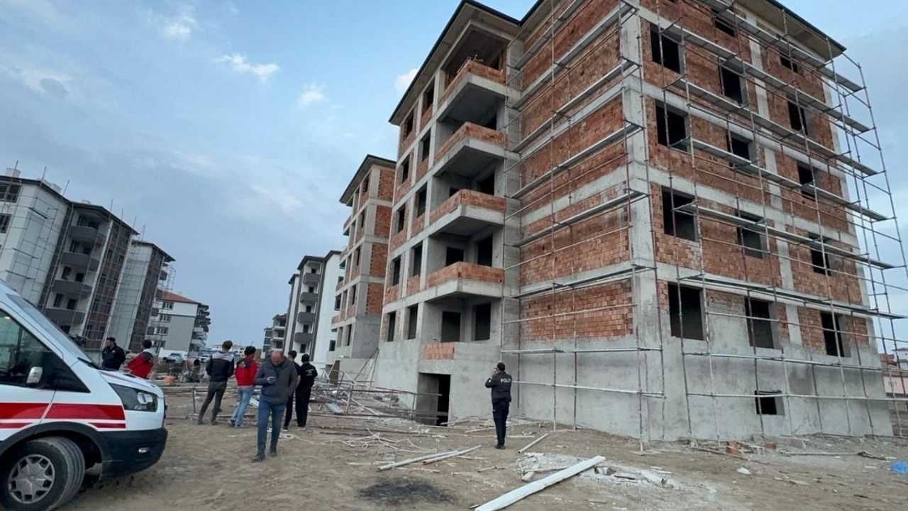 Konya'da iskele devrildi: 2 işçi yaralandı