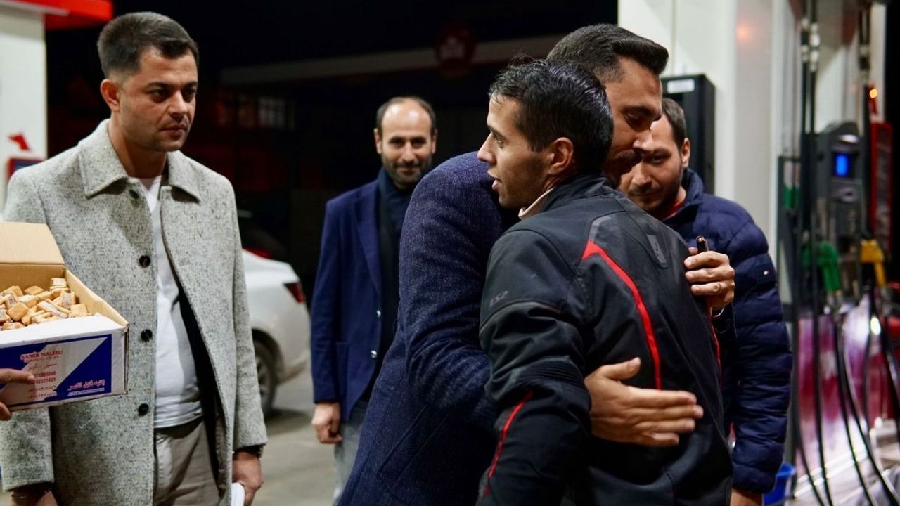 Kayseri sokaklarında moral ziyareti! DEVA Partisi vatandaşlarla gece buluştu