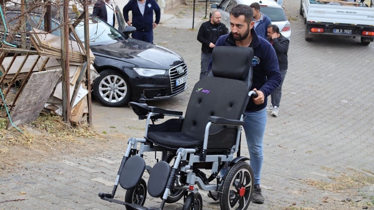 Yahyalı Belediyesi’nden engelli vatandaşlara akülü araç desteği!
