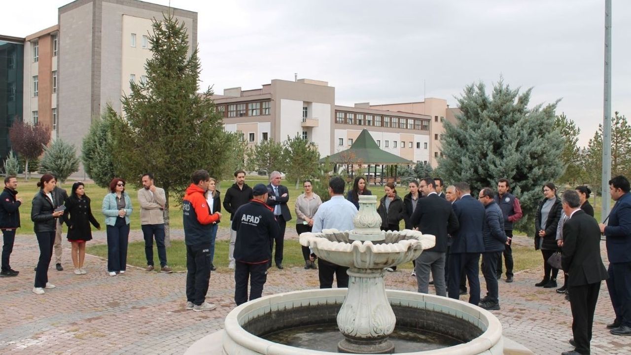 Kayseri'de üniversitede alarm senaryosu! Öğrenci ve personeller aynı anda tahliye edildi