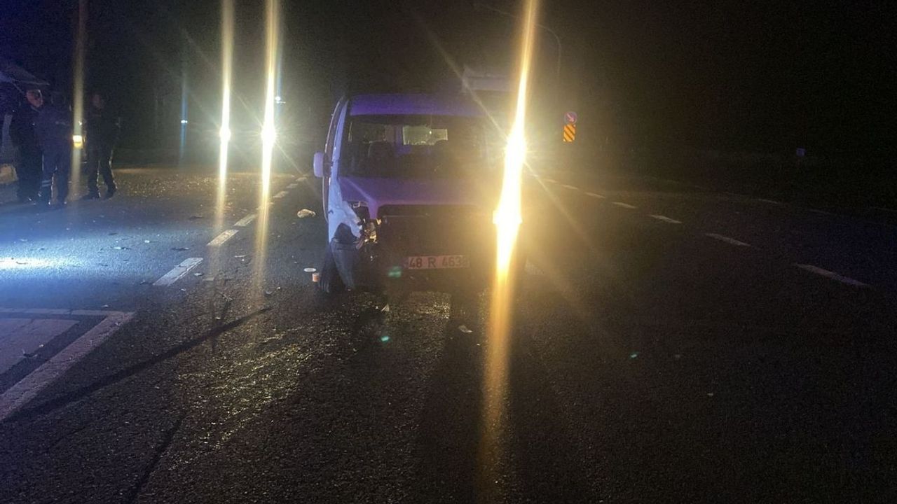 Otomobil ile hafif ticari araç çarpıştı: 2’si çocuk 5 yaralı