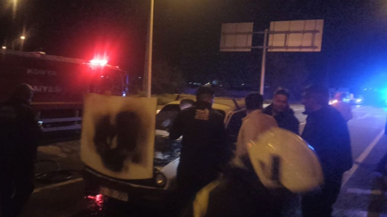 Konya'da kırmızı ışıkta bekleyen otomobilde yangın çıktı
