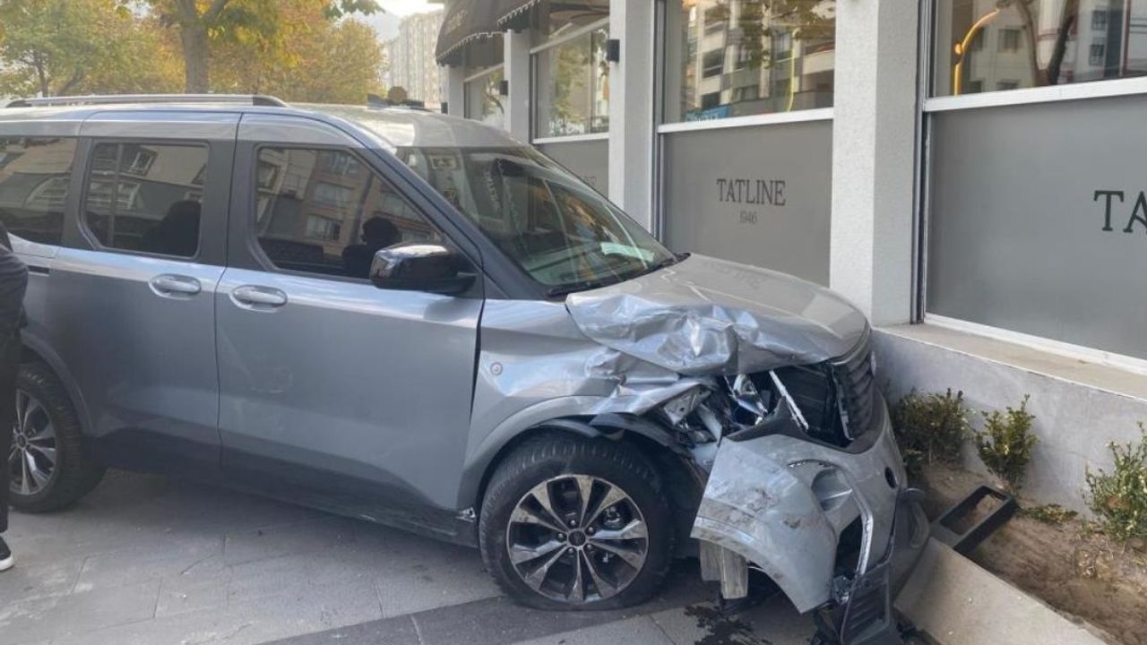 Talas’ta Jeep ile Hafif Ticari araç çarpıştı: Araç kafenin duvarına çarptı