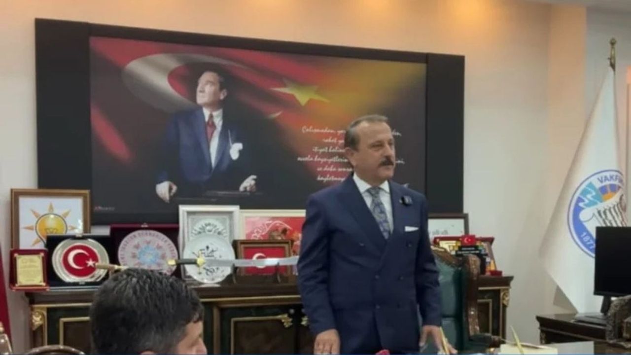 Ak Partili belediyede başkanlık makamından kaldırılan Atatürk büstü, çöp kovasının yanına asıldı