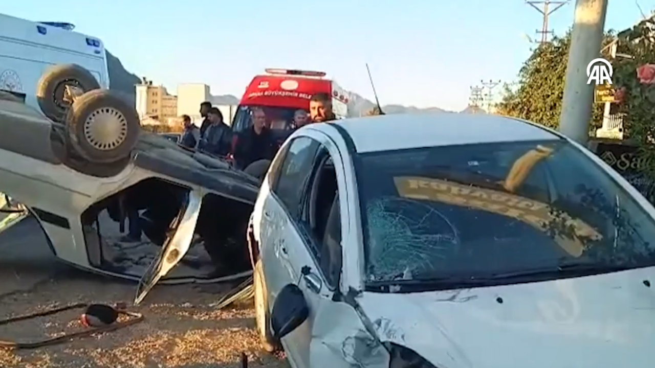 Park Halindeki Araca Çarpan Otomobil Takla Attı: 2 yaralı!