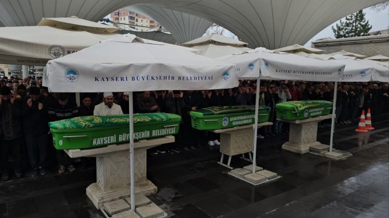 Kayseri’de trafik kazasında hayatını kaybeden aile son yolculuğuna uğurlandı