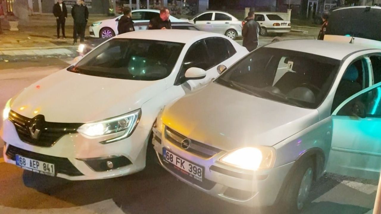 Aksaray’da alkol alıp araç başına geçti: Emniyet müdürünün makam aracına çarptı