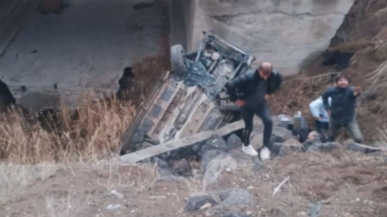 Köprü altına düşen araçta can pazarı: 1 ölü, 2 yaralı