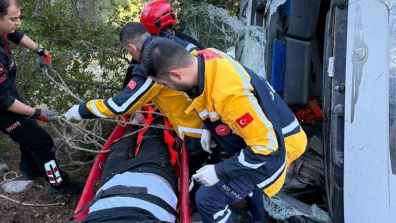 Mercedes kamyon uçuruma yuvarlandı: Sürücü hurdaya dönen araçta sıkıştı