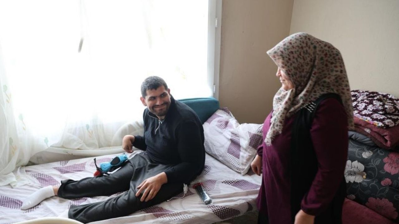 6 Yaşında boynuna batan tel engelli bıraktı