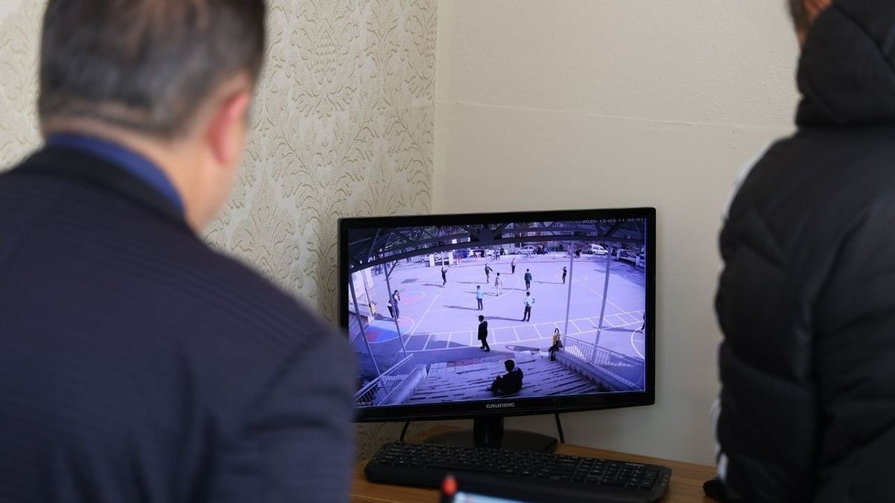 Mandalina yiyen öğrenciyi öğretmeninin müdahalesi kurtardı!