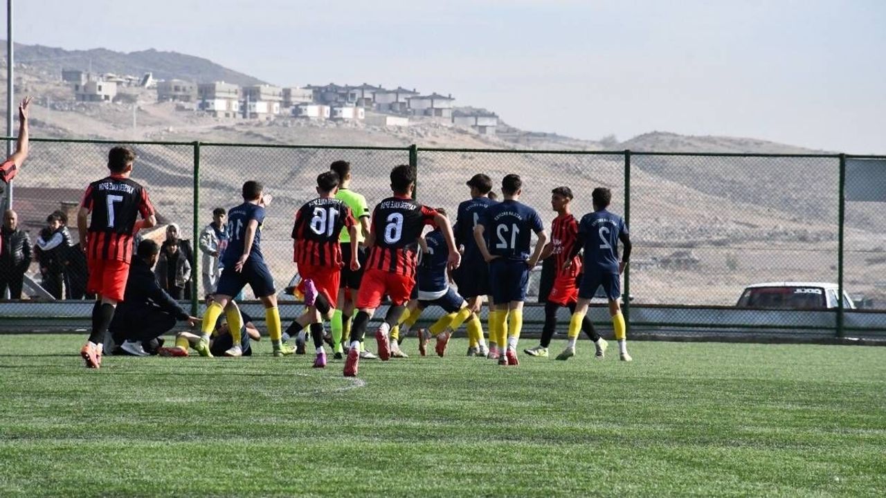 Hacılar Erciyesspor Kalespor maçında 3 kırmızı kart