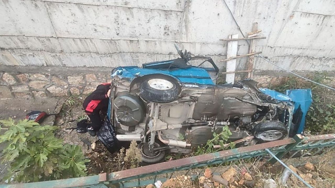 Drenaj kanalına uçan araçta can pazarı: 3 yaralı