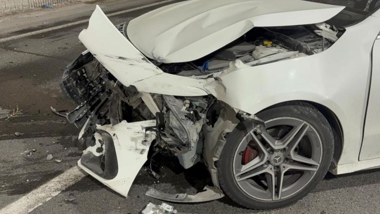 Kayseri’de alkollü sürücü çarptığı lüks Mercedes’i pert etti