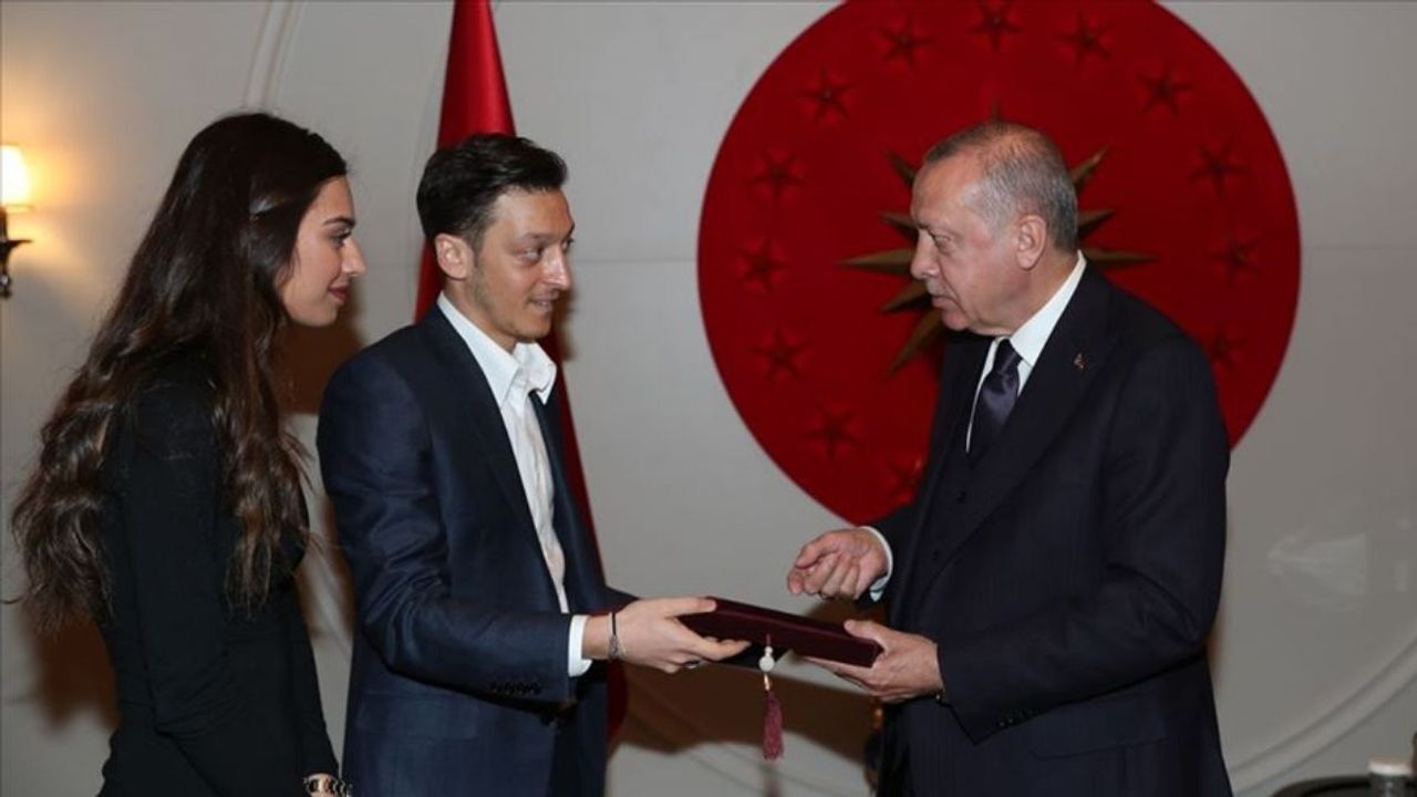 Mesut Özil yıllar sonra konuştu ‘Telefonumda en ünlüsü Sayın Cumhurbaşkanım, gerisi yalan’