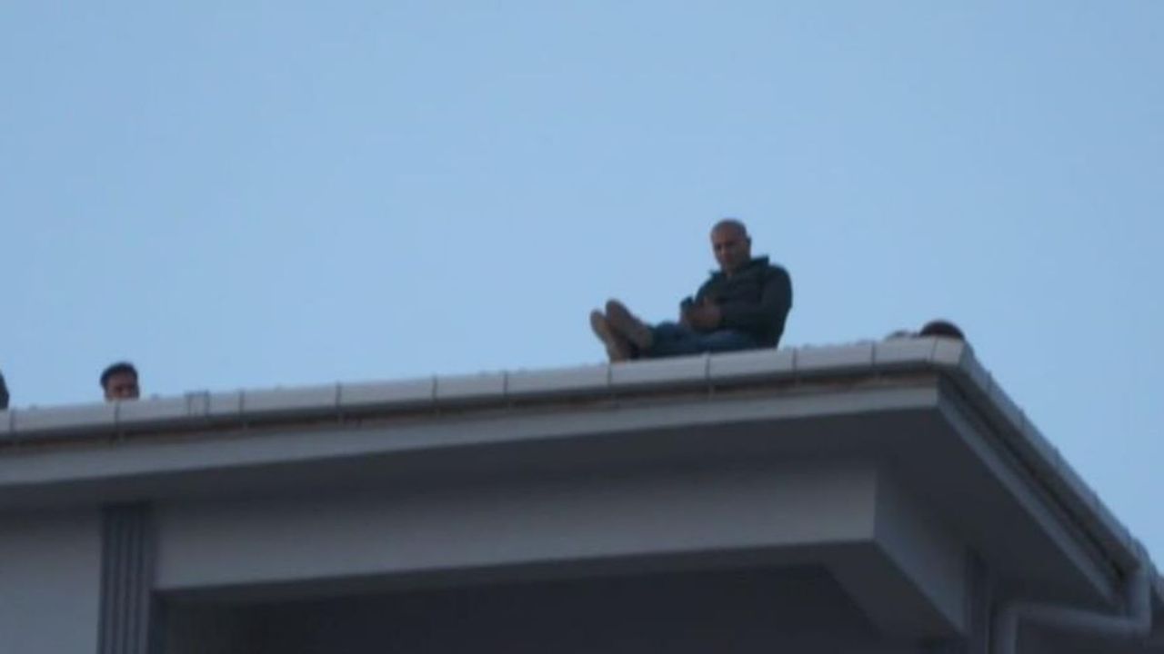 Çatıya çıktı, 80 bin tl’lik alacağını tahsil edince ikna olup indi