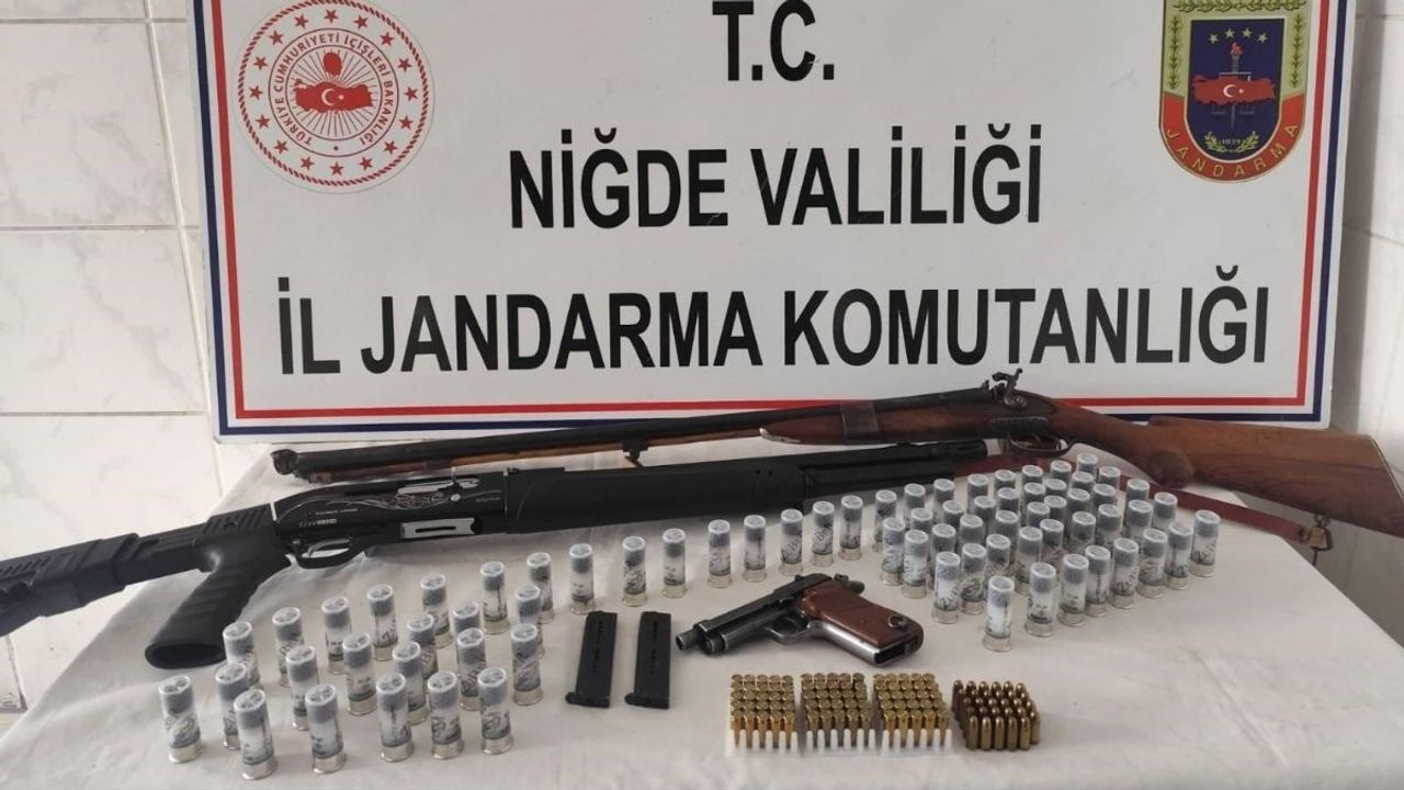 Eve yapılan baskında ruhsatsız silahlar bulundu