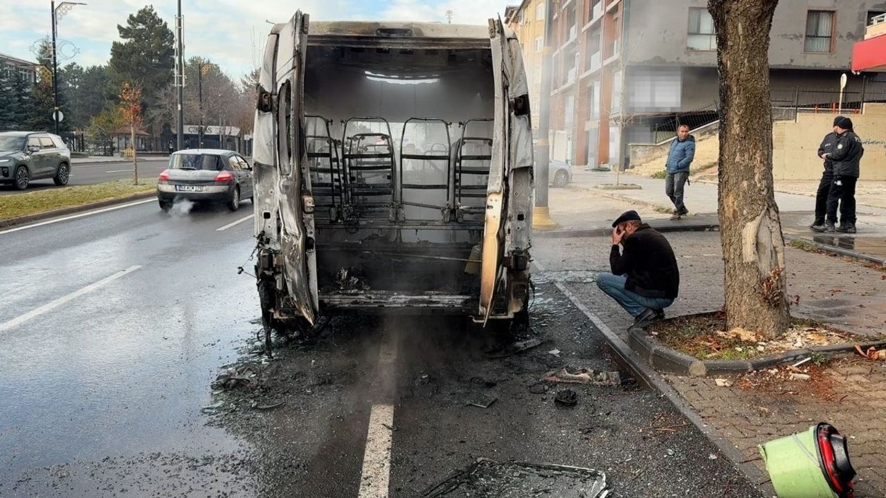 Alevler servisi sardı, sürücü çaresizce oturup izledi