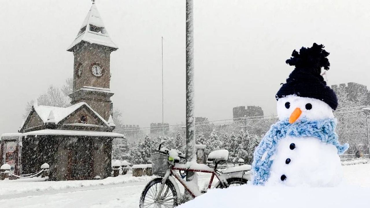 Kayseri’de pastırmalı sucuklu kardan adam görenleri şaşırttı!