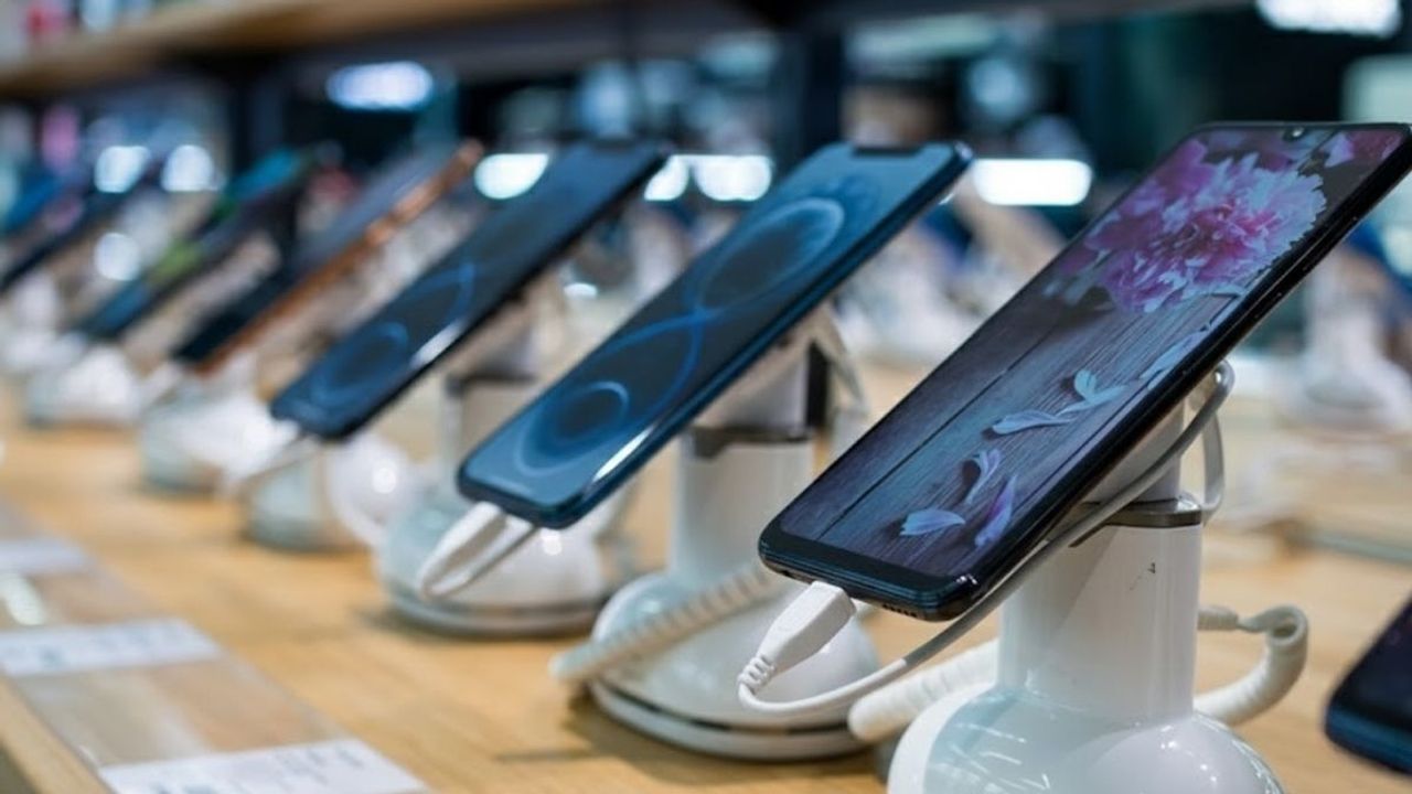 Öğrencilere ÖTV’siz telefon dönemi! iPhone ve Samsung fiyatları düştü